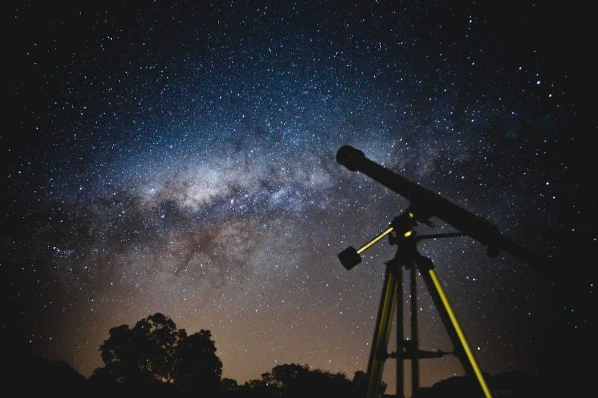 what is the main difference between astronomy and astrology